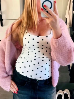 Vit prickig topp - Supergullig prickig topp. Fint skick!! Storlek S och från Zara 💞💞🥰🥰