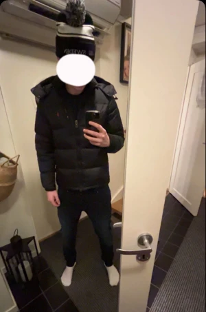 Svart pufferjacka från Polo Ralph Lauren - Tjena! Säljer nu min polo Ralph Lauren jacka i storlek L då jag fick den i present och nu växt ur den. Jackan är in princip i ny skick då det inte finns några hål eller slitage på jackan orderbekräftelse\kvitto finns, skriv för minsta fundering.