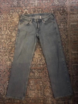 Ljusblå jeans från Weekday arrow low straight fit -  ett par ljusblåa jeans från Weekday ”arrow low” med rak passform, trendiga och snygga men tyvärr för korta för mig💗