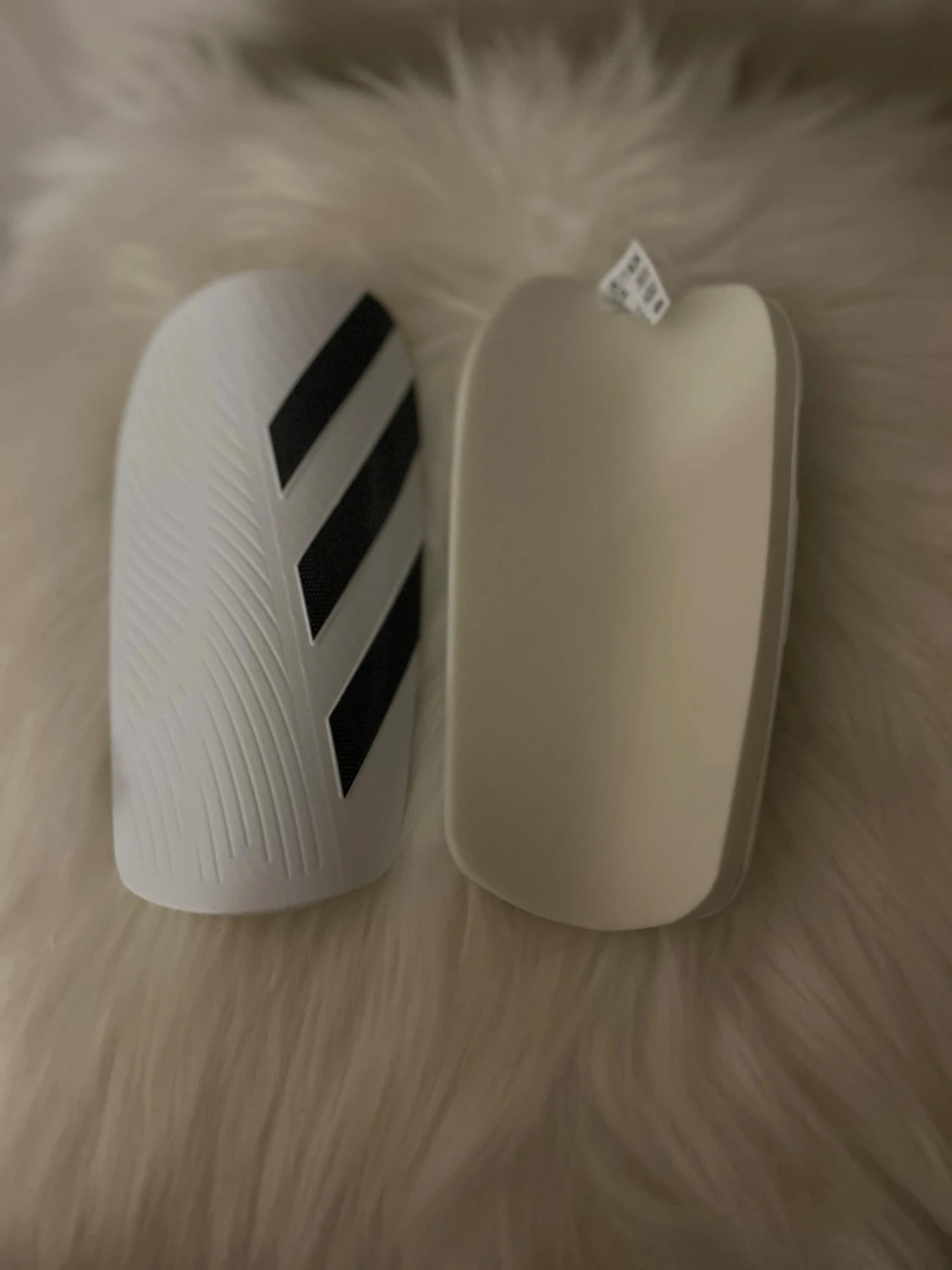 Vita Adidas benskydd med svarta ränder storlek M - 1