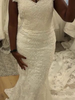 Bröllopsklänningar  - Helt nya bröllopsklänningar i olika storlekar och stilar 