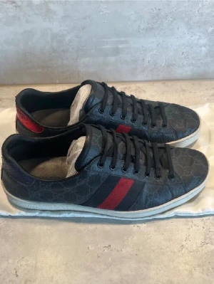 Gucci ace   - Säljer dessa otroligt feta Gucci ace skor, skorna är i bra skick. Storlek 42,5 men passar upp till 43. Dustabg medkommer. Kan tänka mig droppa i pris vid snabbaffär. 