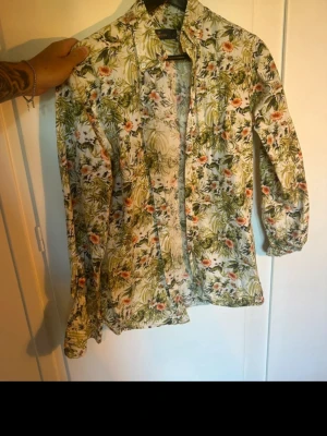 Morris Skjorta - Med en tår i ögat har jag växt ur denna fina skjorta, endast använd vid 1 midsommarafton.  Enligt mig den snyggaste sommarskjortan någonsin, väldigt unik och komplimangerna har bara haglat in. Nypris ca 1600kr.