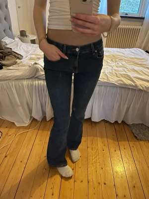 Mörkblå jeans - Lågmidjade bootcut jeans i mörkblå💕