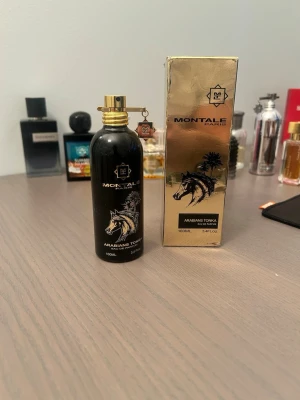 Montale Arabians tonka - Hej! Jag säljer min montale Arabians tonka. Sjukt nice vinterparfym. En av de bästa oud/tonka fragrances då den blandas perfekt med sötheten. Varar jättelänge och projectar mycket. Kommer med boxen. 95/100ml kvar. Nypris runt 1300 men säljer för 950kr. Skriv om funderingar. 