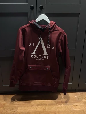 Slade jacka - Säljer nu min slade jacka i den fina vinröda färgen. Den är i ett fint skick och fåtal gånger använd. Storleken är xs. Har ni några funderingar, skriv till mig!