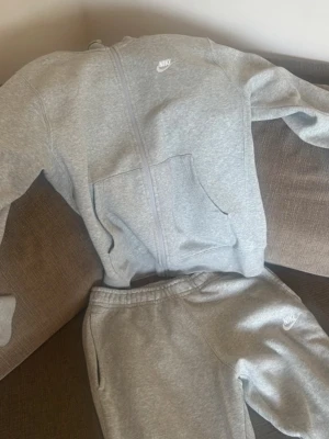 Nike set - Nike tracksuit, grått och bra skick! Byxor i storlek S och kofta i storlek M