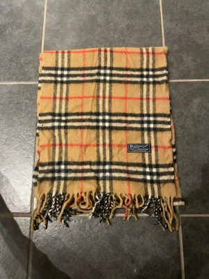 Burberry halsduk  - Burberry halsduk | 100% lammull | skick: 9/10 | nypris ca 4000kr | färg beige | skriv vid frågor | MD closet