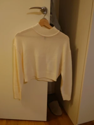 Creme vit stickad tröja  - Snygg och mjuk cropåad tröja. Inte stickig. 