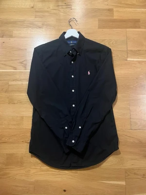 Ralph Lauren - Svart Skjorta  - Klassisk Ralph Lauren skjorta | Storlek: M, Slim Fit | Skick: Nyskick | Kvitto finns! | Kom privat vid frågor, allt gott | Kolla min profil för fler Ralph Lauren skjortor | 