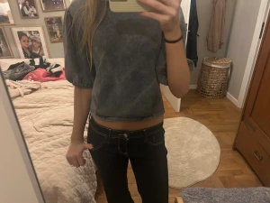 grå t shirt ! - Grå aktig tröja med små aktiga puffärmar 😽✌🏽 tröjan är ifrån pull & beat i storlek S🫶🏾