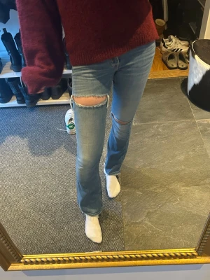 Crocker jeans  - Såå snygga jeans från Crocker köpta på Plick, säljer då de är för små för mig. Storlek W24 L31 , jättesnygg design med hål och slitningar, inga defekter. Hör av er för fler bilder eller frågor 💓