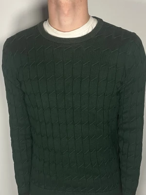 Kabelstickad J.Lindeberg tröja - Säljer en riktigt snygg och trendig Kabelstickad J.Lindeberg tröja o fint skick, storlek S, vid frågor är det bara att höra av sig //Gramenti