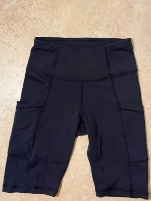 Träningsshorts - Cykel shorts med fickor i nyskick.