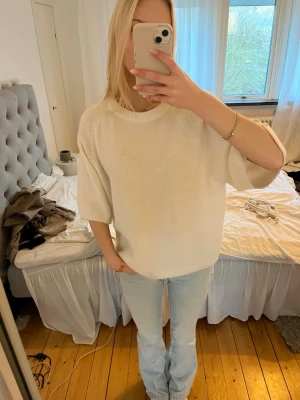 Stickad tröja trekvartsärm - Stickad vit tröja med trekvartsärm💘