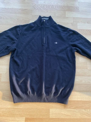 Mörkblå GANT half zip tröja 3XL - Äkta vara! Fick den av min släkting som gjort en enorm vikt minskning! Sitter som en XXL/XL