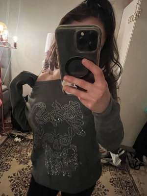 Grå stickad tröja med döskallemönster - Säljer en grå stickad tröja från Laura Torelli Collection i storlek M💕