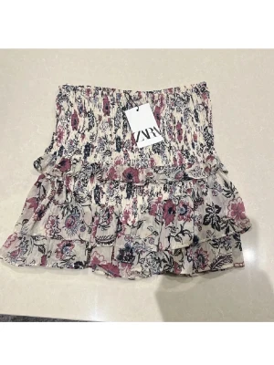 Blommig volangkjol från Zara - Supersöt kort kjol från Zara. Väldigt eftertraktad och säljs inte längre🩷🩷skicka prosförslag så kommer vi överens om något😇😇😇