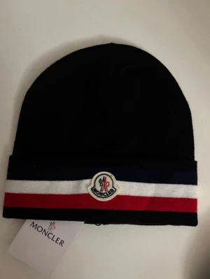 Moncler mössa - Helt nya, fraktas inom kort tid