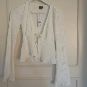Blus Gina tricot - Så fin vit blus från Gina Tricot! Aldrig använd och har prislapp kvar!🤍storlek xs