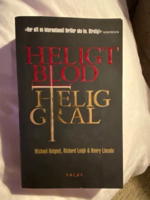 Heligt blod, helig gral - Upptäck mysterierna kring den heliga graal och tempelriddarna! Denna bok blandar historia, politik och tro i en spännande berättelse som utmanar din världsbild. Perfekt för dig som gillar konspirationer, mystik och historiska gåtor.