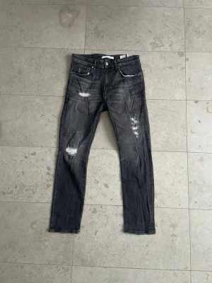 Svarta CK Jeans - Sjuka slitningar - Tja! Säljer nu dessa galet feta svarta jeans från CK, med sjukt fina slitningar och användning. || Skick: 8.4/10 || Storlek: W33/L30 || Hör gärna av dig vid frågor eller funderingar!😁