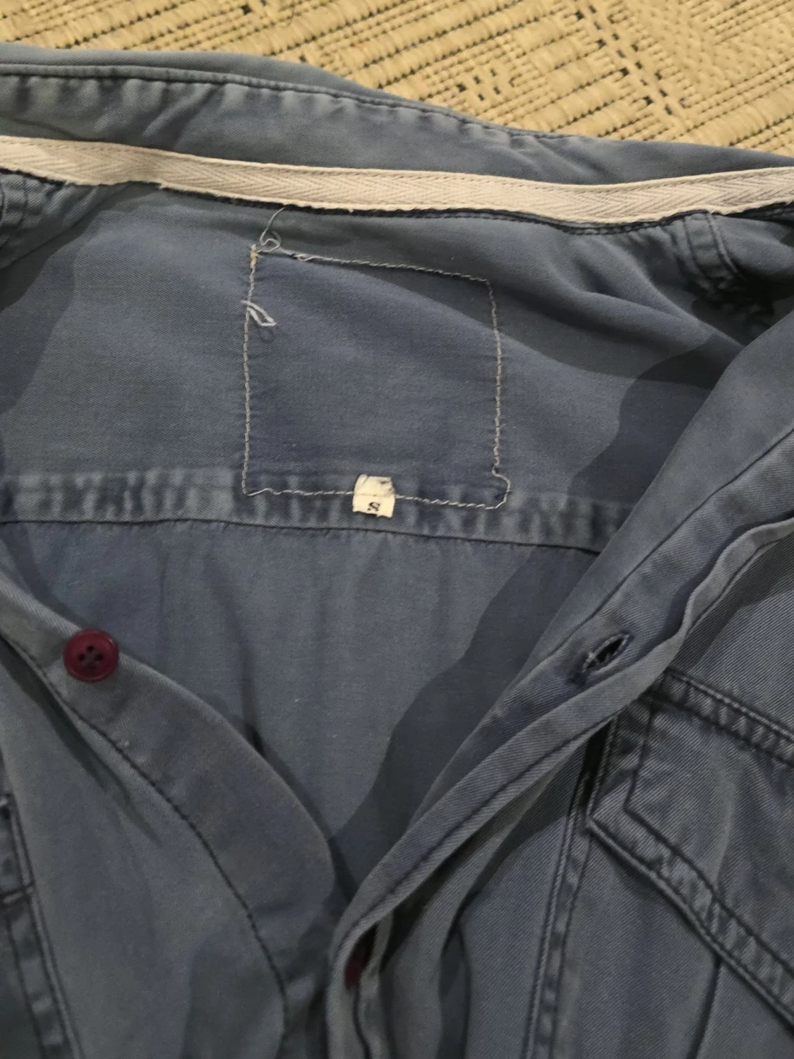 Blå skjorta med fickor och knappar - 2