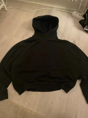 Svart hoodie - En svart hoodie från lager använt 5 gånger❤️