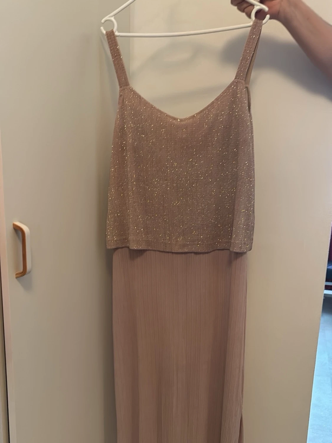 Beige glittrig långklänning