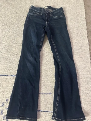 Mörkblå jeans från Gina - Säljer de här as snygga jeansen från Gina då de inte passar längre