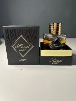 Kismet magic - Kismet magic från maison alhambra är en väldigt god doft med noter som liknar lattafa khamrah, alltså väldigt söt med mycket vanilj och kanel, båda två luktar ungefär äppelpaj blandat med kanelbulle skulle jag vilja påstå. Nästan full flaska med runt 90ml kvar av 100ml. (Denna parfym blandat med lattafa khamrah är en dödlig kombo, köper ni denna rekommenderar jag att köpa lattafa khamrah också.
