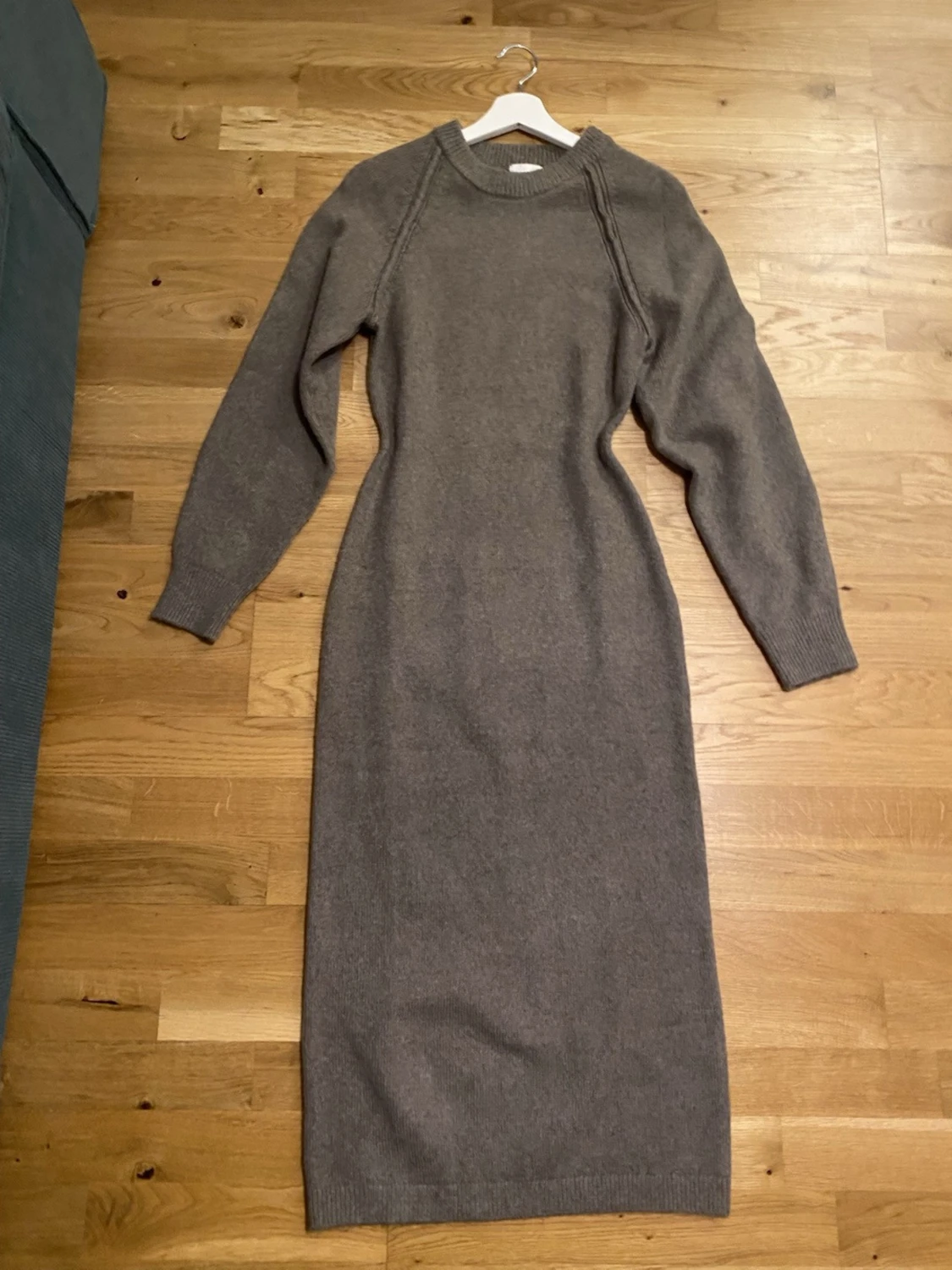 Gråbrun stickad långklänning