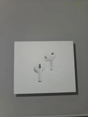 AirPods Pro 3 - Nya Apple AirPods Pro 3 helt oöppnade vann dem i en tävling säljer de för jag redan har ett par. Skriv för frågor finns i stockholm kan frakta!