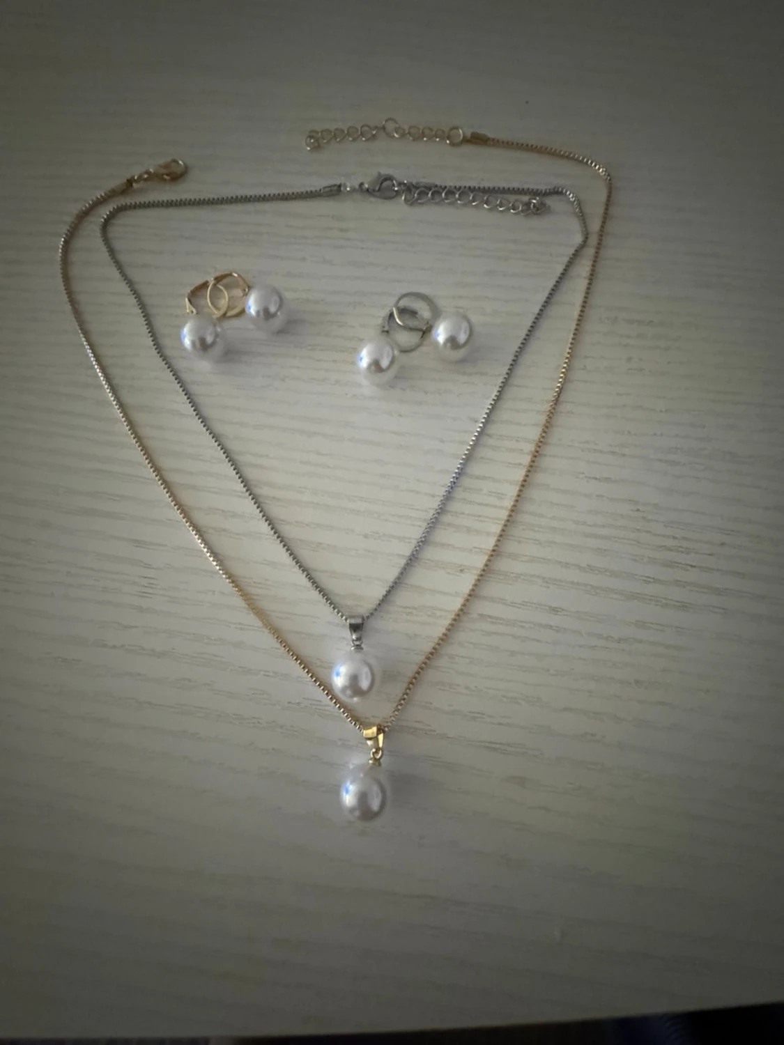 Guldkedja med stor pärlberlock