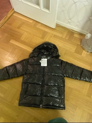 Puffer Jacka - En högkvalitativ märkes puffer jacka som är helt oanvänd