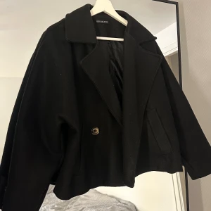 Jacka  - Jacka från Missäy i storlek. Står tyvärr inte inuti vilken storlek! Använd men fortfarande i fint skick!🥰