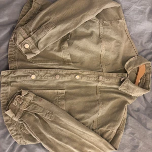 Grön jeansjacka från Zara - Snygg grön jeansjacka från Zara. Använd. Kan tvättas innan om det önskas, dm för fler bilder 💕