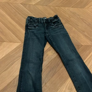 Blåa jeans från Gina Tricot, 152 - Snygga blåa jeans från Gina Tricot i storlek 152. Klassisk femficksmodell med elastisk midja och raka ben. Jeansen är i jätte bra skick