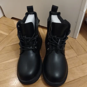 Svarta boots med snörning, storlek 37 - Säljer ett par svarta boots. Perfekt för höst och vinter.