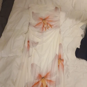 Vit långklänning med blommor Gina Tricot - Storlek M men sitter som en s på mig