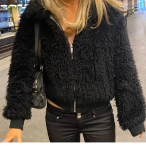 Teddy Jacka - Intressekoll! (Inte helt säker på om jag vill sälja) Men detta är en Teddy Jacka som är helt slutsåld, inga defekter och använd sparsamt. Lånade bilder från förra säljaren💓