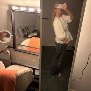 Vit blus  - Köpt second hand och står inget märke eller storlek men passar mig med storlek S. Så söt!! Lite Ganni inspirerad! 😍