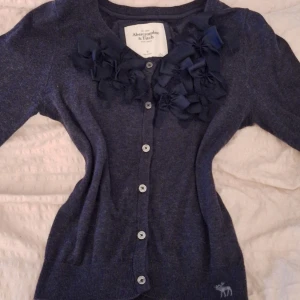 Abercrombie & fitch - En såå fin vintage och marinblå kofta från Abercrombie & Fitch! Storlek M men skulle säga den är i storlek XS och är figursydd, aldrig kommit till användning därav mycket bra skick! 💕 Inga defekter mm. 