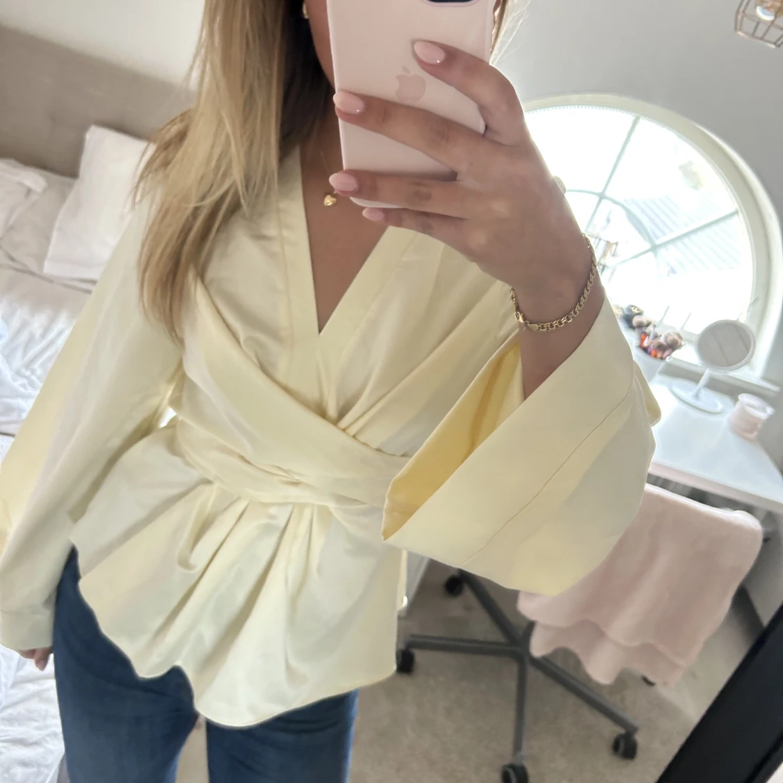 Blus med knytning i ryggen 