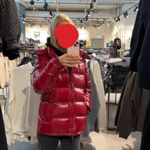 Moncler maya jacka  - Säljer nu min super snygga Moncler maya jacka i storlek 1 (s) då jag köpt ny vinterjacka och inte har användning av den längre. jag köpte den på plick för exakt ett årsen. skriv om ni är intresserade eller undrar något❤️pris kan diskuteras 