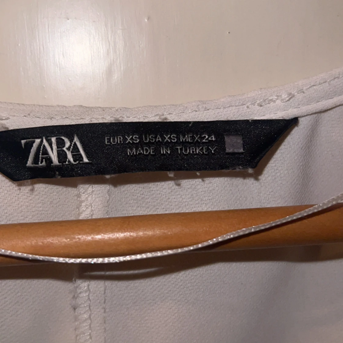 Vit omlottopp med knyt från Zara - 1