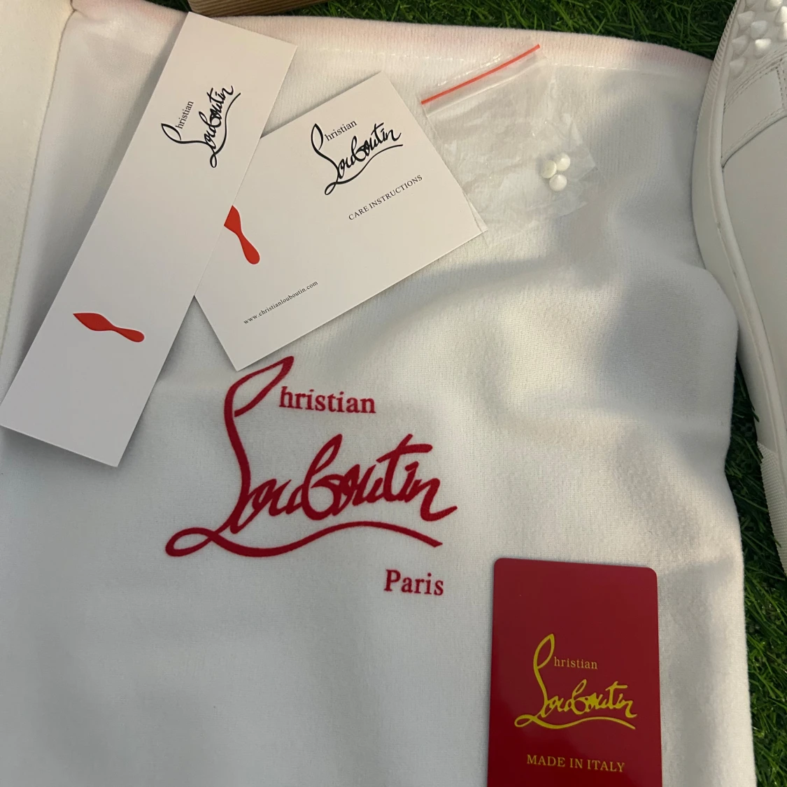 Christian Louboutin vita sneakers med nitar - 4