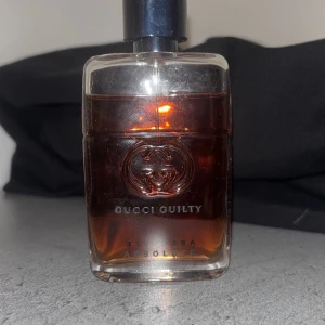 Gucci Guilty Absolute Eau de Parfum - Gucci Guilty Absolute är en stilren parfym med djup bärnstensfärgad vätska och ikonisk logga. Perfekt för dig som vill sticka ut med en exklusiv doft från ett av världens mest kända modehus.