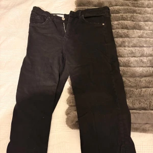 Svarta och beige Zara jeans. - Säljer dessa två jeans från Zara. Passar för dom som har M/L. 42/44. Jeans i mycket bra skick och man kan även köpa bara en ifall man är intresserad för 90kr. Säljer båda för 180.