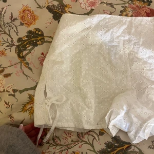 Vita broderade shorts från Zara - Så fina! Aldrig använt 🩷💛🩷